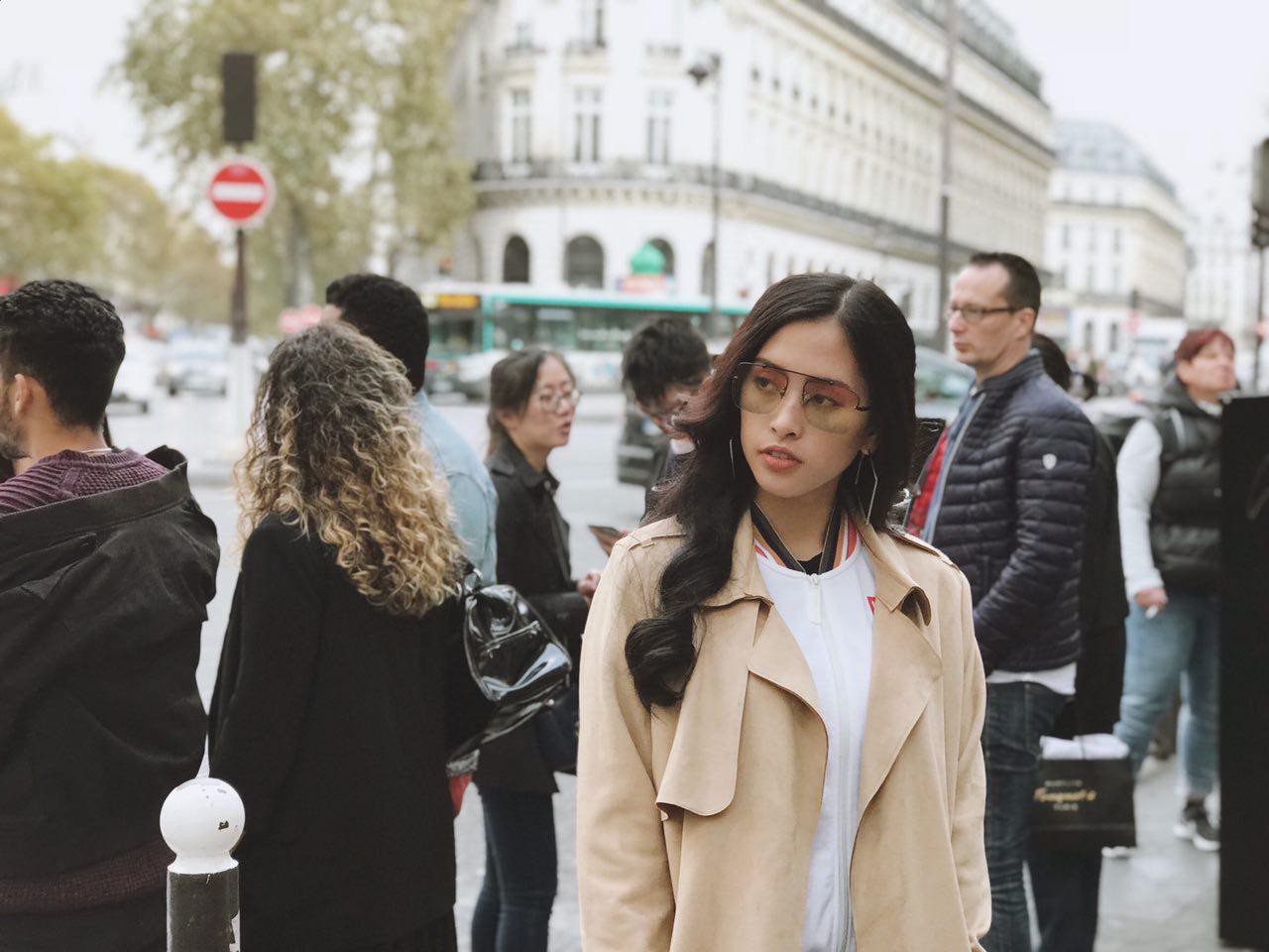 Trước thềm sự kiện ra mắt ô tô VINFAST, Hoa hậu Tiểu Vy diện đồ giản dị, hào hứng khám phá Paris - Ảnh 2. Trước thềm sự kiện ra mắt ô tô VINFAST, Hoa hậu Tiểu Vy diện đồ giản dị, hào hứng khám phá Paris - Ảnh 2.