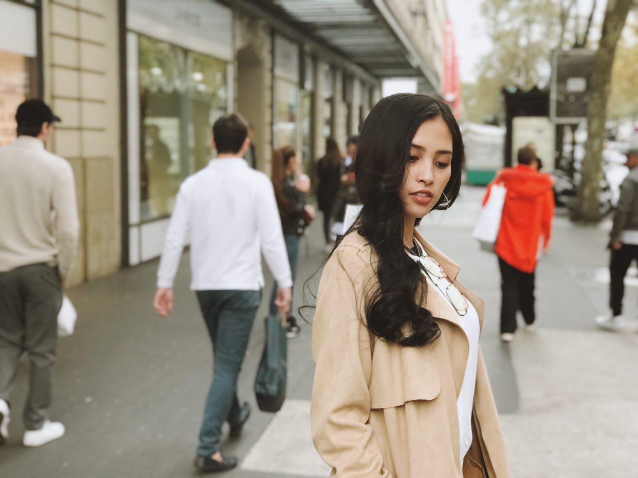 Trước thềm sự kiện ra mắt ô tô VINFAST, Hoa hậu Tiểu Vy diện đồ giản dị, hào hứng khám phá Paris - Ảnh 6. Trước thềm sự kiện ra mắt ô tô VINFAST, Hoa hậu Tiểu Vy diện đồ giản dị, hào hứng khám phá Paris - Ảnh 6.