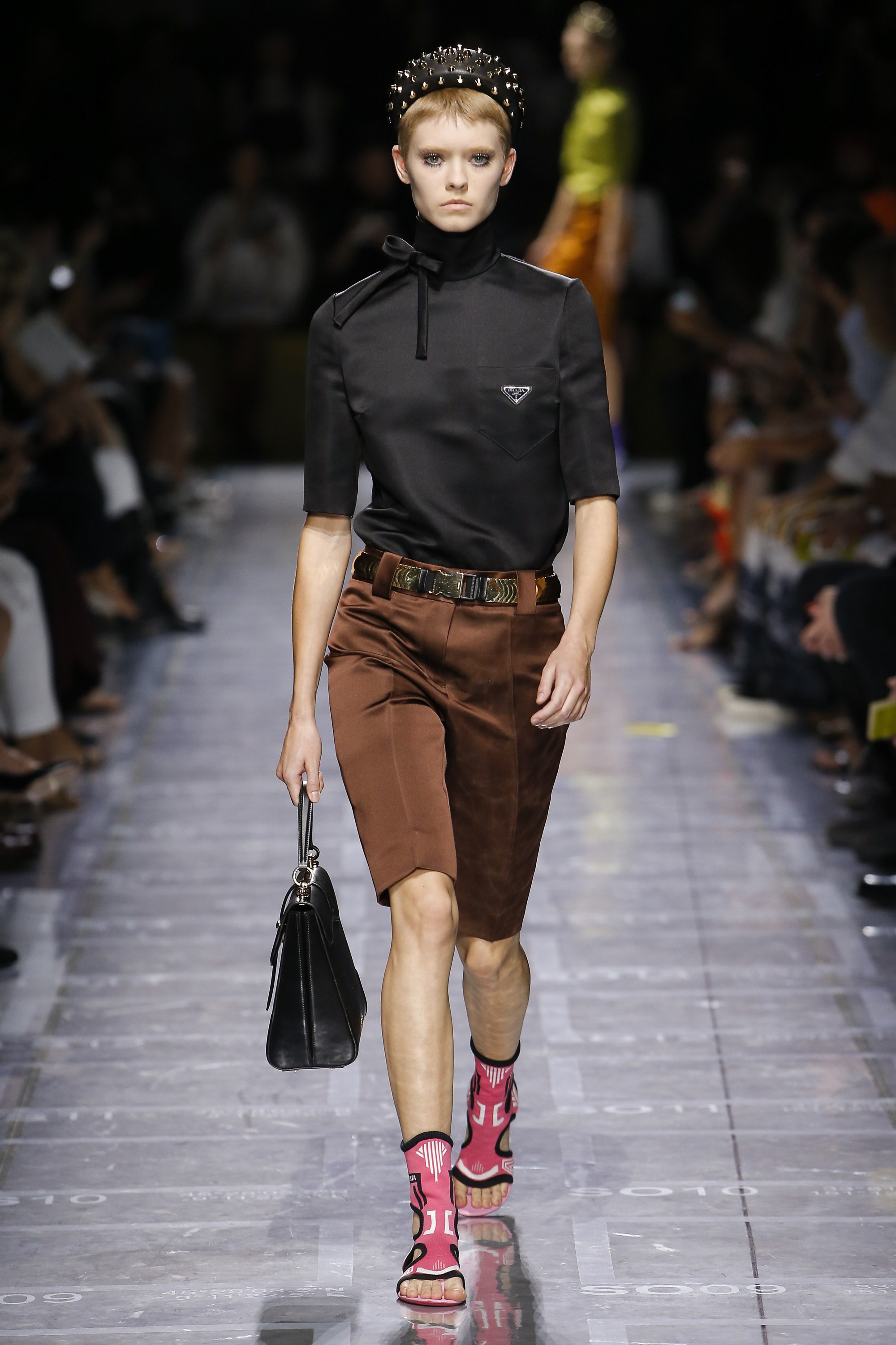 Bao nhiêu là lộng lẫy phù hoa đều đã hội tụ lại trong 6 BST "đỉnh" nhất Milan Fashion Week 27 Bao nhiêu là lộng lẫy phù hoa đều đã hội tụ lại trong 6 BST đỉnh nhất Milan Fashion Week - Ảnh 5.