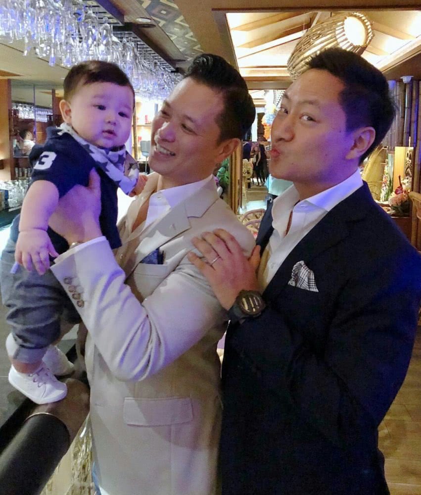 Tròn 1 tuổi, quý tử nhà Hồ Hạnh Nhi được bố mẹ tổ chức sinh nhật ấm cúng, ghì chặt hôn lõm má cực đáng yêu - Ảnh 8.