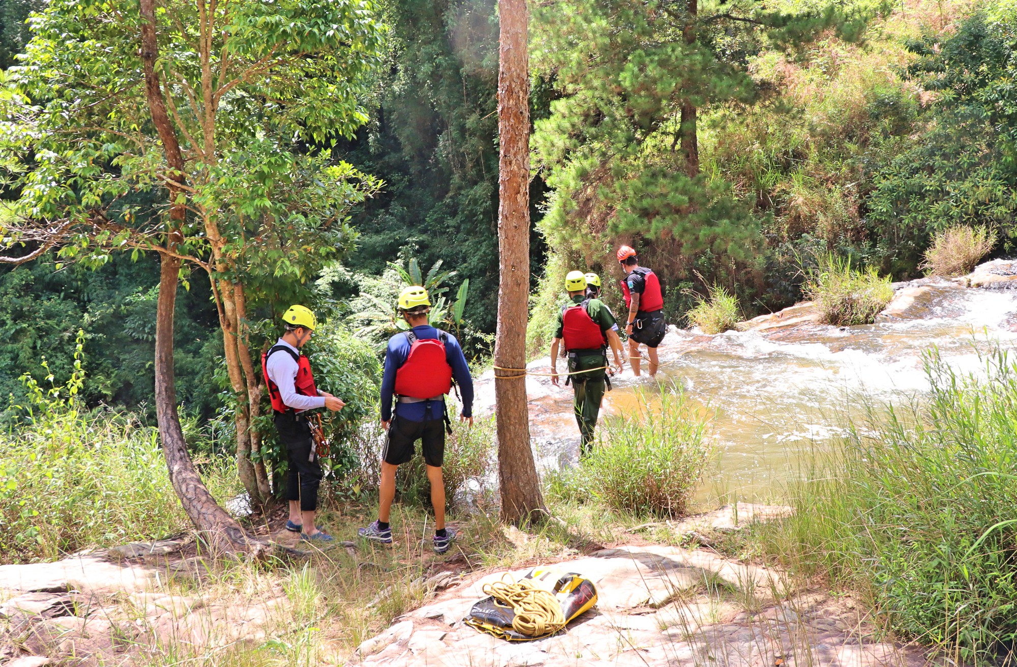 Lâm Đồng: Kiểm tra toàn bộ tại thác Datanla, đề nghị bỏ nấc nhảy từ độ cao 11m sau tai nạn khiến du khách Hàn Quốc tử vong - Ảnh 1.