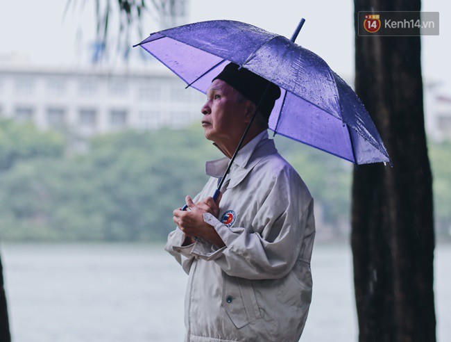 Chùm ảnh: Hà Nội đã có ngày đầu tiên đón gió lạnh đầu mùa thực sự! - Ảnh 19.