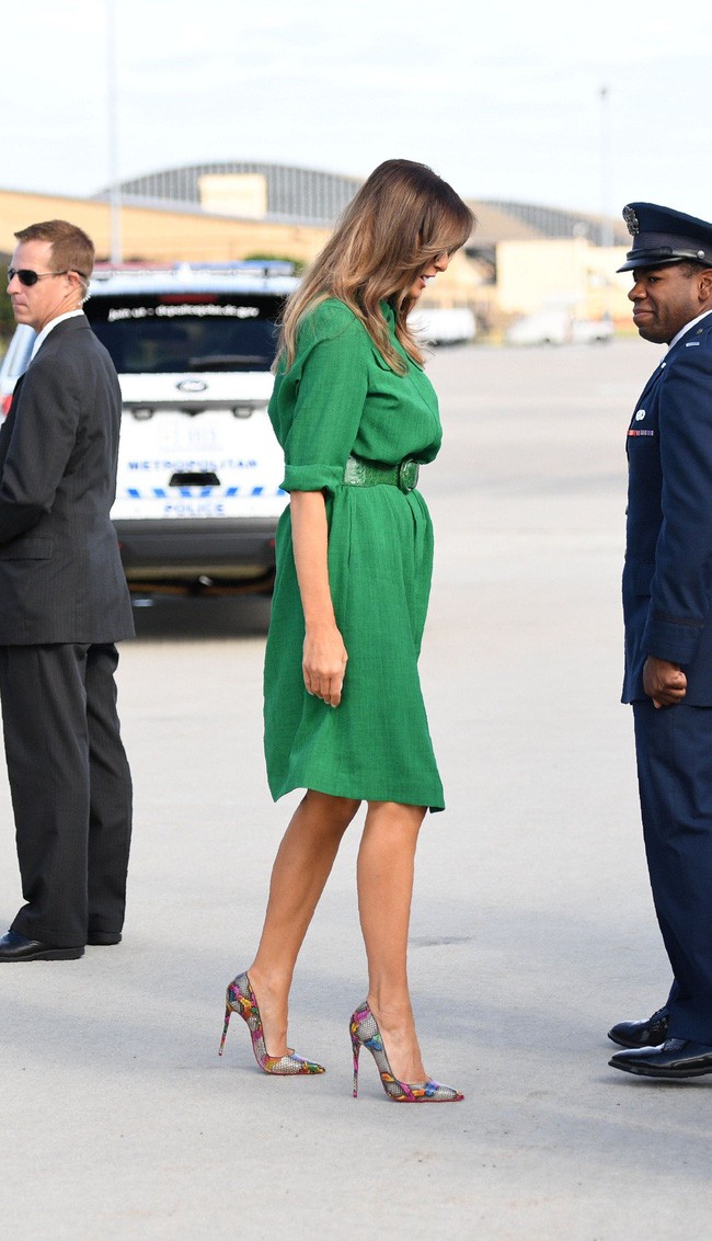 Những lần bà Melania Trump bị chỉ trích đã chứng minh: Mặc đẹp thôi chưa đủ, trang phục còn cần phải hợp hoàn cảnh nữa - Ảnh 3.