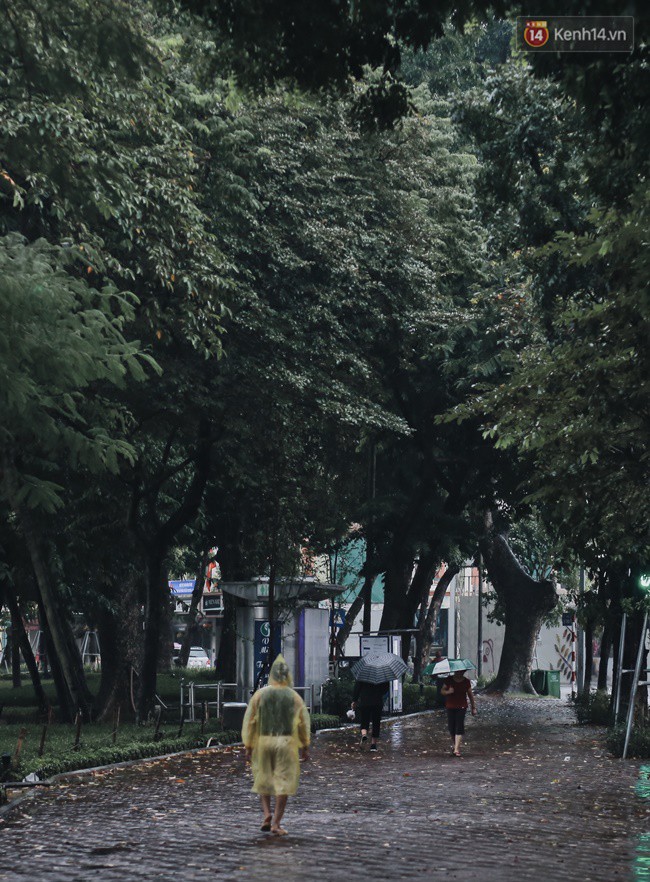 Ch&ugrave;m ảnh: H&agrave; Nội đ&atilde; c&oacute; ng&agrave;y đầu ti&ecirc;n đ&oacute;n gi&oacute; lạnh đầu m&ugrave;a thực sự! - Ảnh 21.