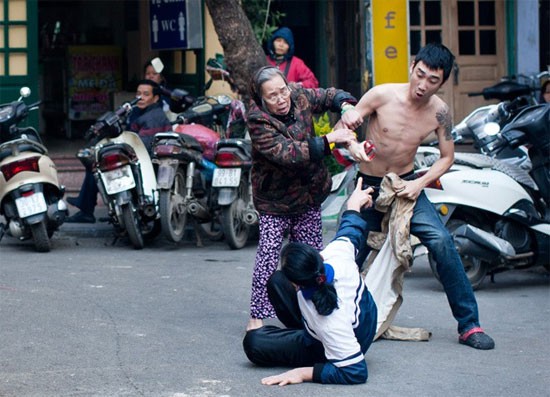 Đối tượng “ngáo đá” dùng dao uy hiếp mẹ và ông nội - Ảnh 1.
