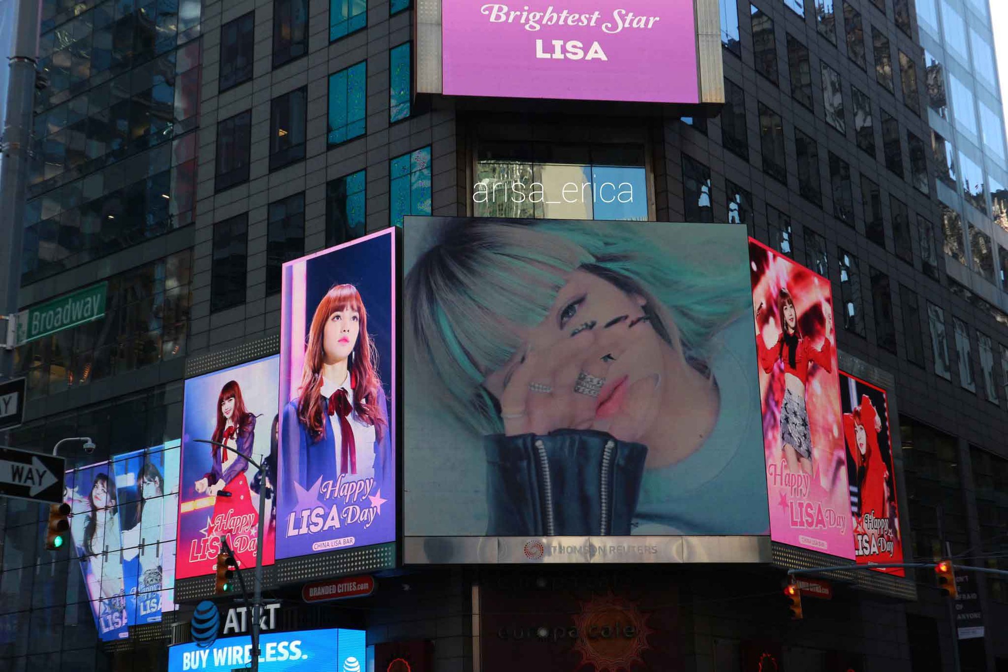 Lisa (Black Pink): Báo Thái tiết lộ về bố nuôi Lisa nổi tiếng gây chú ý - Ảnh 11. Lisa (Black Pink): Báo Thái tiết lộ về bố nuôi Lisa nổi tiếng gây chú ý - Ảnh 11.
