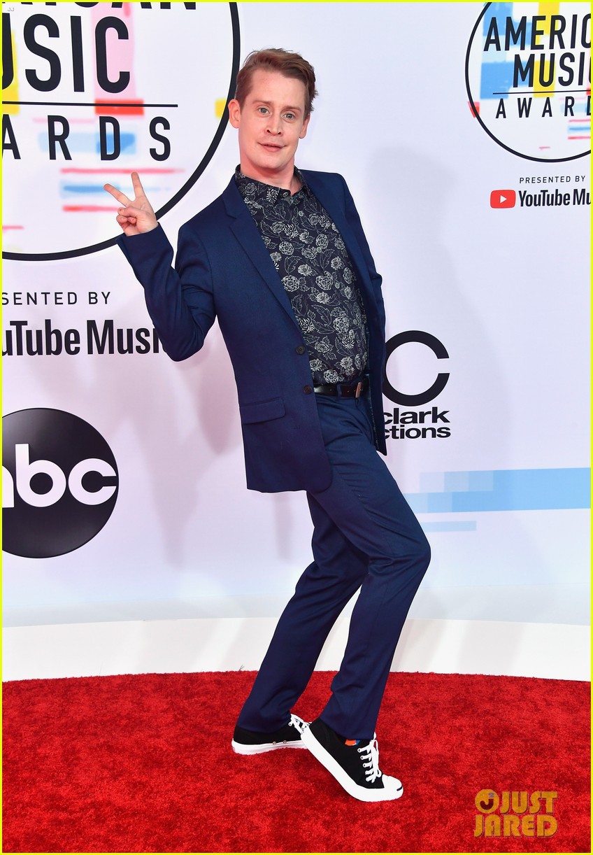 Dàn siêu sao đổ bộ thảm đỏ AMA 2018: Taylor Swift chói lóa cả sự kiện, xuất hiện một đại diện Kpop không phải BTS - Ảnh 6. Dàn siêu sao đổ bộ thảm đỏ AMA 2018: Taylor Swift chói lóa cả sự kiện, xuất hiện một đại diện Kpop không phải BTS - Ảnh 6.