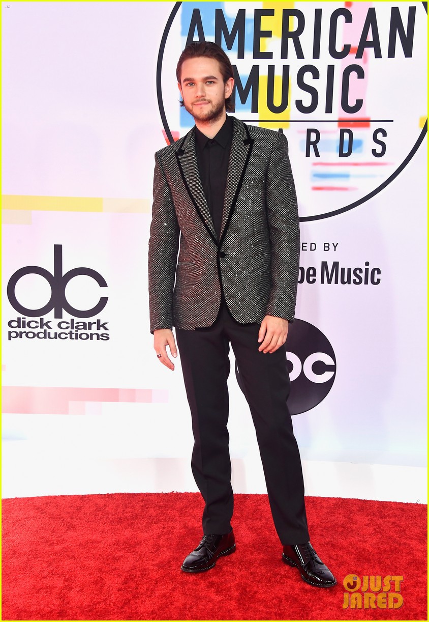 Dàn siêu sao đổ bộ thảm đỏ AMA 2018: Taylor Swift chói lóa cả sự kiện, xuất hiện một đại diện Kpop không phải BTS - Ảnh 10. Dàn siêu sao đổ bộ thảm đỏ AMA 2018: Taylor Swift chói lóa cả sự kiện, xuất hiện một đại diện Kpop không phải BTS - Ảnh 10.