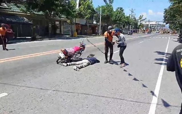 Chán hoa hồng và ánh nến, thanh niên cầu hôn bạn gái tại hiện trường tai nạn giao thông của chính mình - Ảnh 1.