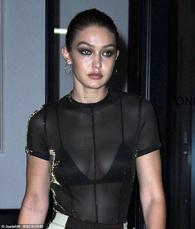 Diện áo xuyên thấu khoe body đầy gợi cảm, nhưng Gigi Hadid mất điểm vì mặt bóng nhờn như chảo dầu - Ảnh 2.