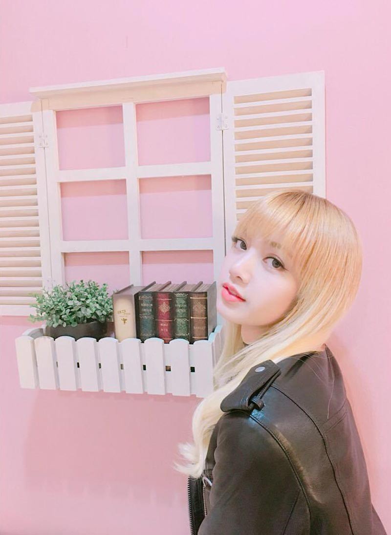 Lisa (Black Pink): Báo Thái tiết lộ về bố nuôi Lisa nổi tiếng gây chú ý - Ảnh 14. Lisa (Black Pink): Báo Thái tiết lộ về bố nuôi Lisa nổi tiếng gây chú ý - Ảnh 14.