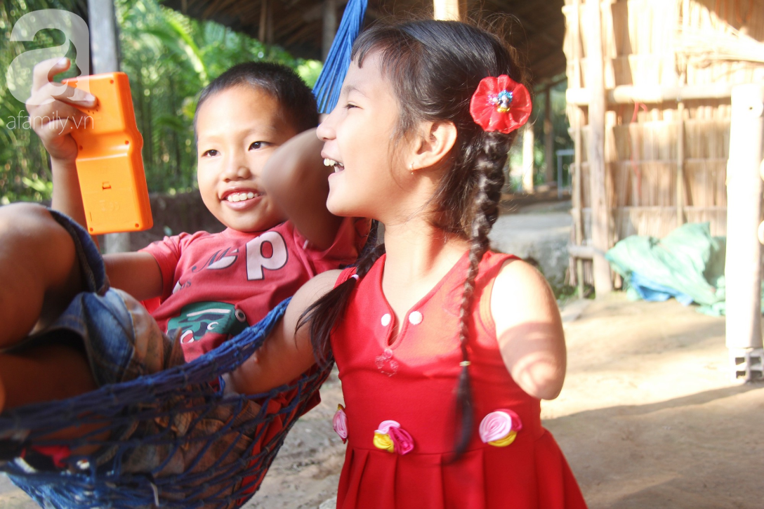 Bố mất, mẹ bỏ đi lấy chồng, bé gái 8 tuổi ngây ngô hỏi: Ngoại ơi, sao mẹ sinh con ra cụt tay cụt chân vậy ạ - Ảnh 15. Bố mất, mẹ bỏ đi lấy chồng, bé gái 8 tuổi ngây ngô hỏi: Ngoại ơi, sao mẹ sinh con ra cụt tay cụt chân vậy ạ - Ảnh 15.