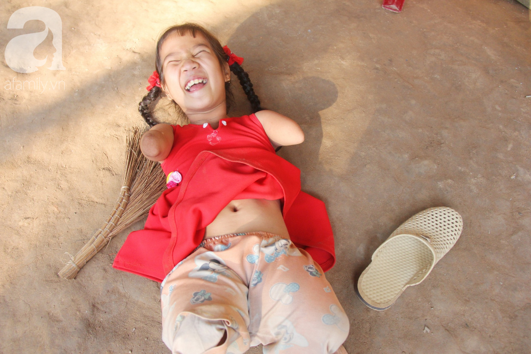 Bố mất, mẹ bỏ đi lấy chồng, bé gái 8 tuổi ngây ngô hỏi: Ngoại ơi, sao mẹ sinh con ra cụt tay cụt chân vậy ạ - Ảnh 18. Bố mất, mẹ bỏ đi lấy chồng, bé gái 8 tuổi ngây ngô hỏi: Ngoại ơi, sao mẹ sinh con ra cụt tay cụt chân vậy ạ - Ảnh 18.