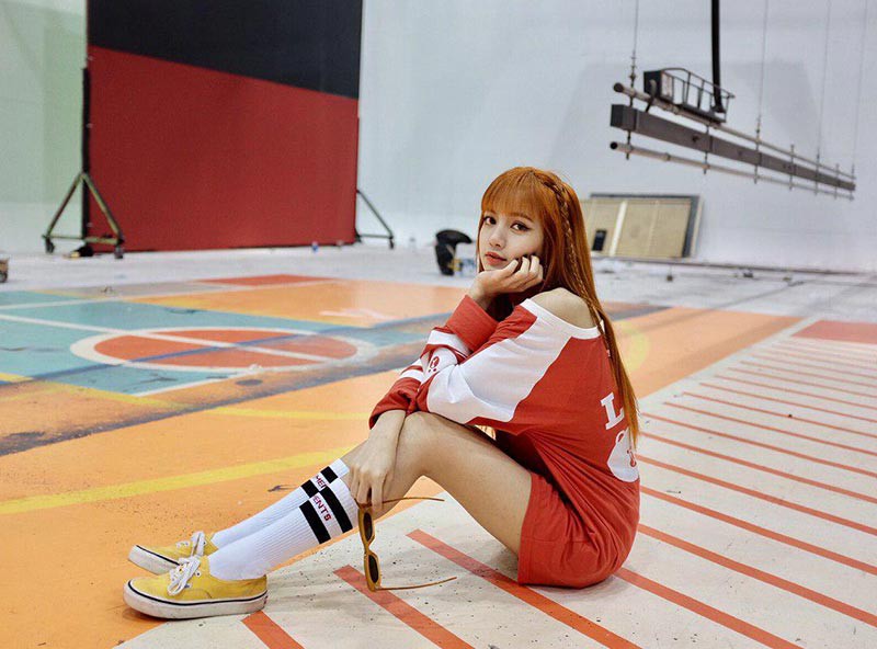 Lisa (Black Pink): Báo Thái tiết lộ về bố nuôi Lisa nổi tiếng gây chú ý - Ảnh 5. Lisa (Black Pink): Báo Thái tiết lộ về bố nuôi Lisa nổi tiếng gây chú ý - Ảnh 5.