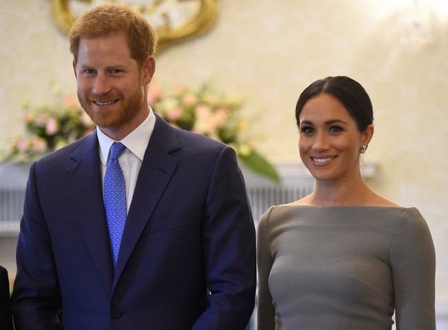 Sau 5 th&aacute;ng l&agrave;m d&acirc;u Ho&agrave;ng gia, v&aacute;y &aacute;o tinh tế thanh lịch nhiều kh&ocirc;ng đếm hết nhưng C&ocirc;ng nương Meghan lại c&oacute; tới 3 lần mặc đồ k&eacute;m duy&ecirc;n - Ảnh 7.