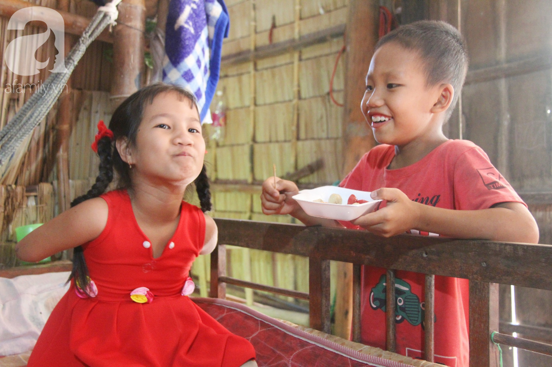 Bố mất, mẹ bỏ đi lấy chồng, bé gái 8 tuổi ngây ngô hỏi: Ngoại ơi, sao mẹ sinh con ra cụt tay cụt chân vậy ạ - Ảnh 10. Bố mất, mẹ bỏ đi lấy chồng, bé gái 8 tuổi ngây ngô hỏi: Ngoại ơi, sao mẹ sinh con ra cụt tay cụt chân vậy ạ - Ảnh 10.