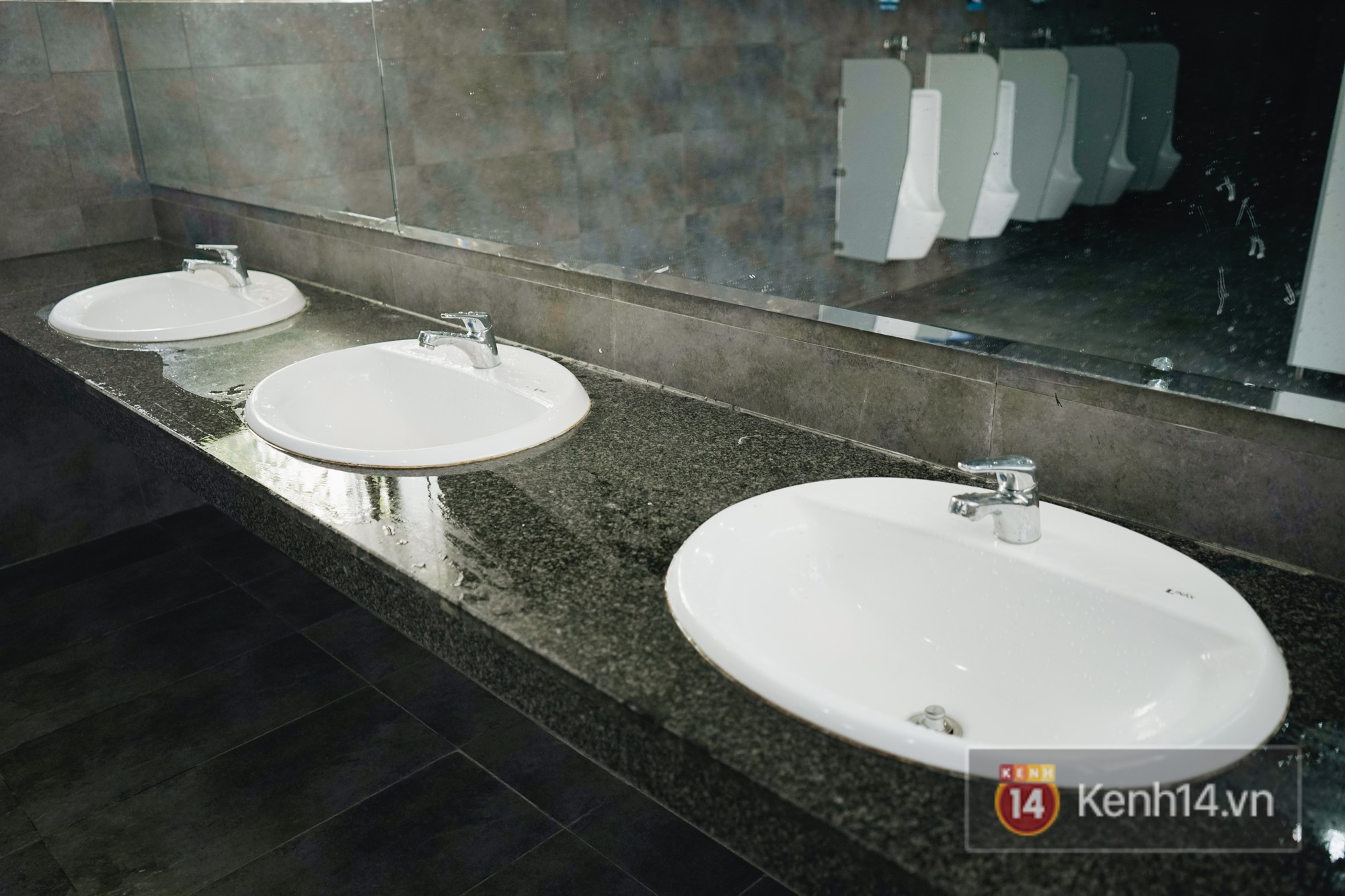 Nhà vệ sinh lộ thiên sang chảnh như khách sạn của Đại học FPT: Vừa giải quyết nỗi buồn vừa ngắm mây trời, hoa lá - Ảnh 5. Nhà vệ sinh lộ thiên sang chảnh như khách sạn của Đại học FPT: Vừa giải quyết nỗi buồn vừa ngắm mây trời, hoa lá - Ảnh 5.