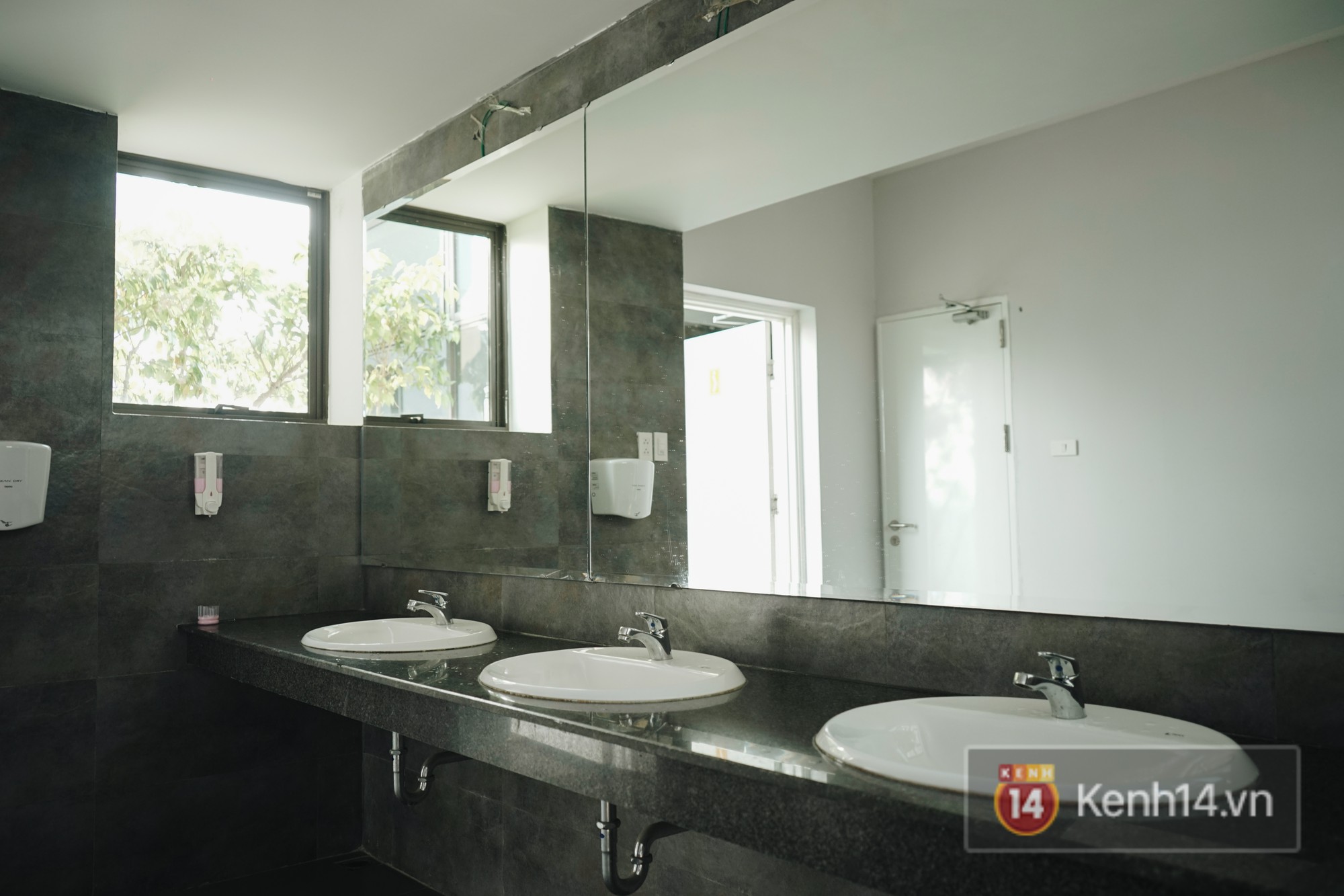 Nhà vệ sinh lộ thiên sang chảnh như khách sạn của Đại học FPT: Vừa giải quyết nỗi buồn vừa ngắm mây trời, hoa lá - Ảnh 6. Nhà vệ sinh lộ thiên sang chảnh như khách sạn của Đại học FPT: Vừa giải quyết nỗi buồn vừa ngắm mây trời, hoa lá - Ảnh 6.