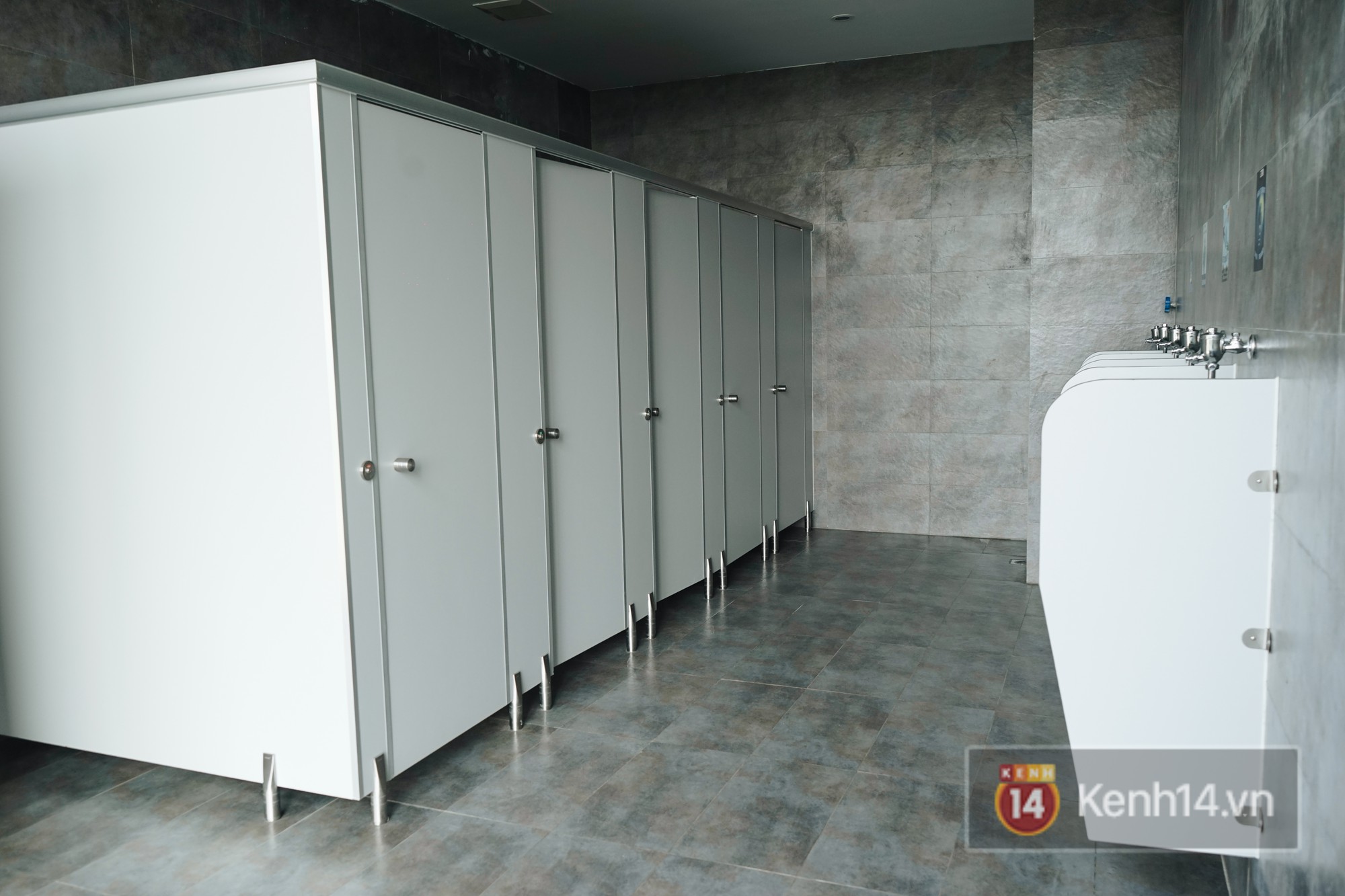 Nhà vệ sinh lộ thiên sang chảnh như khách sạn của Đại học FPT: Vừa giải quyết nỗi buồn vừa ngắm mây trời, hoa lá - Ảnh 1. Nhà vệ sinh lộ thiên sang chảnh như khách sạn của Đại học FPT: Vừa giải quyết nỗi buồn vừa ngắm mây trời, hoa lá - Ảnh 1.