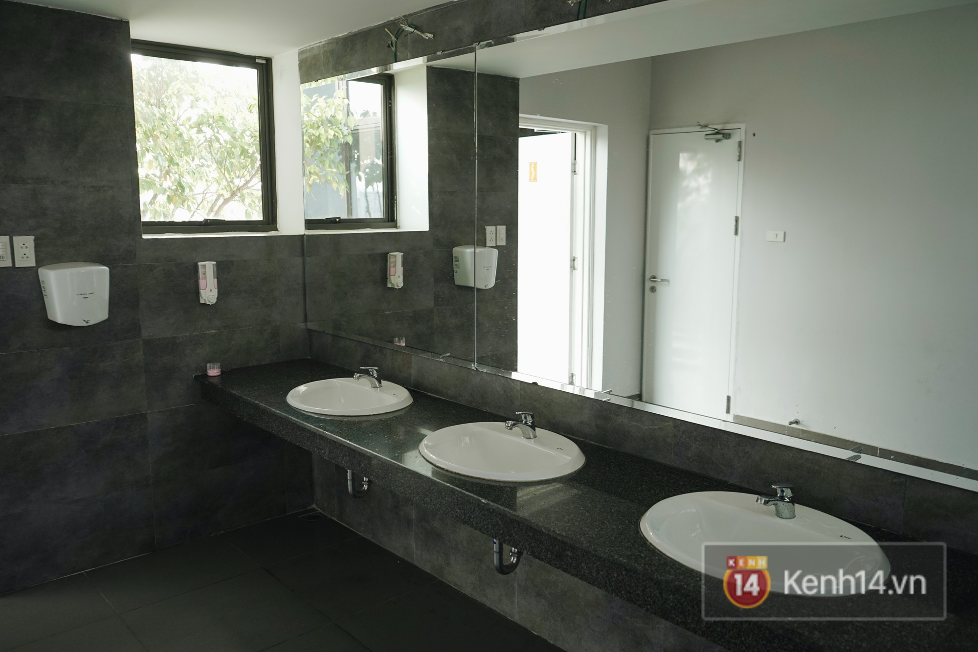 Nhà vệ sinh lộ thiên sang chảnh như khách sạn của Đại học FPT: Vừa giải quyết nỗi buồn vừa ngắm mây trời, hoa lá - Ảnh 8. Nhà vệ sinh lộ thiên sang chảnh như khách sạn của Đại học FPT: Vừa giải quyết nỗi buồn vừa ngắm mây trời, hoa lá - Ảnh 8.