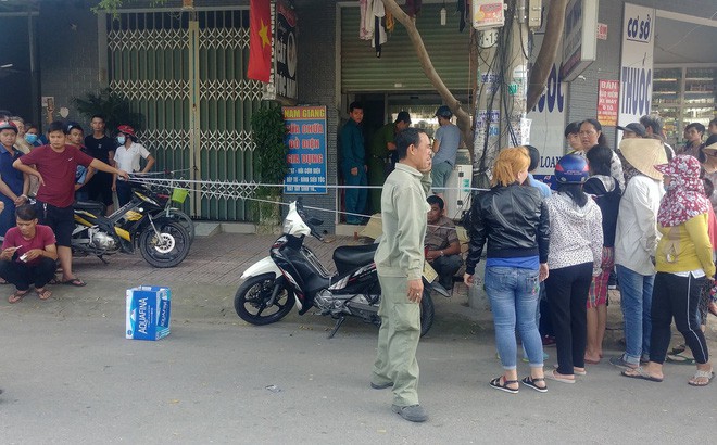 Người đ&agrave;n &ocirc;ng b&aacute;n v&eacute; số gục chết trước cửa tiệm thuốc t&acirc;y - Ảnh 1.