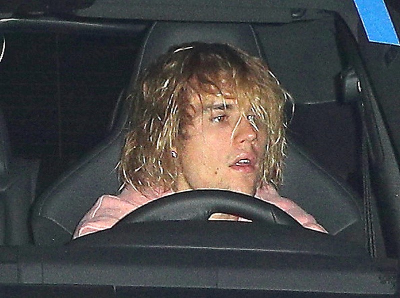 Justin Bieber đầu tóc rũ rượi, xuất hiện buồn bã sau tin Selena Gomez nhập viện điều trị tâm thần - Ảnh 2. Justin Bieber đầu tóc rũ rượi, xuất hiện buồn bã sau tin Selena Gomez nhập viện điều trị tâm thần - Ảnh 2.