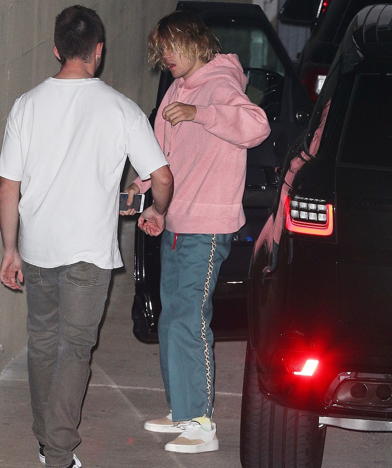 Justin Bieber đầu tóc rũ rượi, xuất hiện buồn bã sau tin Selena Gomez nhập viện điều trị tâm thần - Ảnh 3. Justin Bieber đầu tóc rũ rượi, xuất hiện buồn bã sau tin Selena Gomez nhập viện điều trị tâm thần - Ảnh 3.