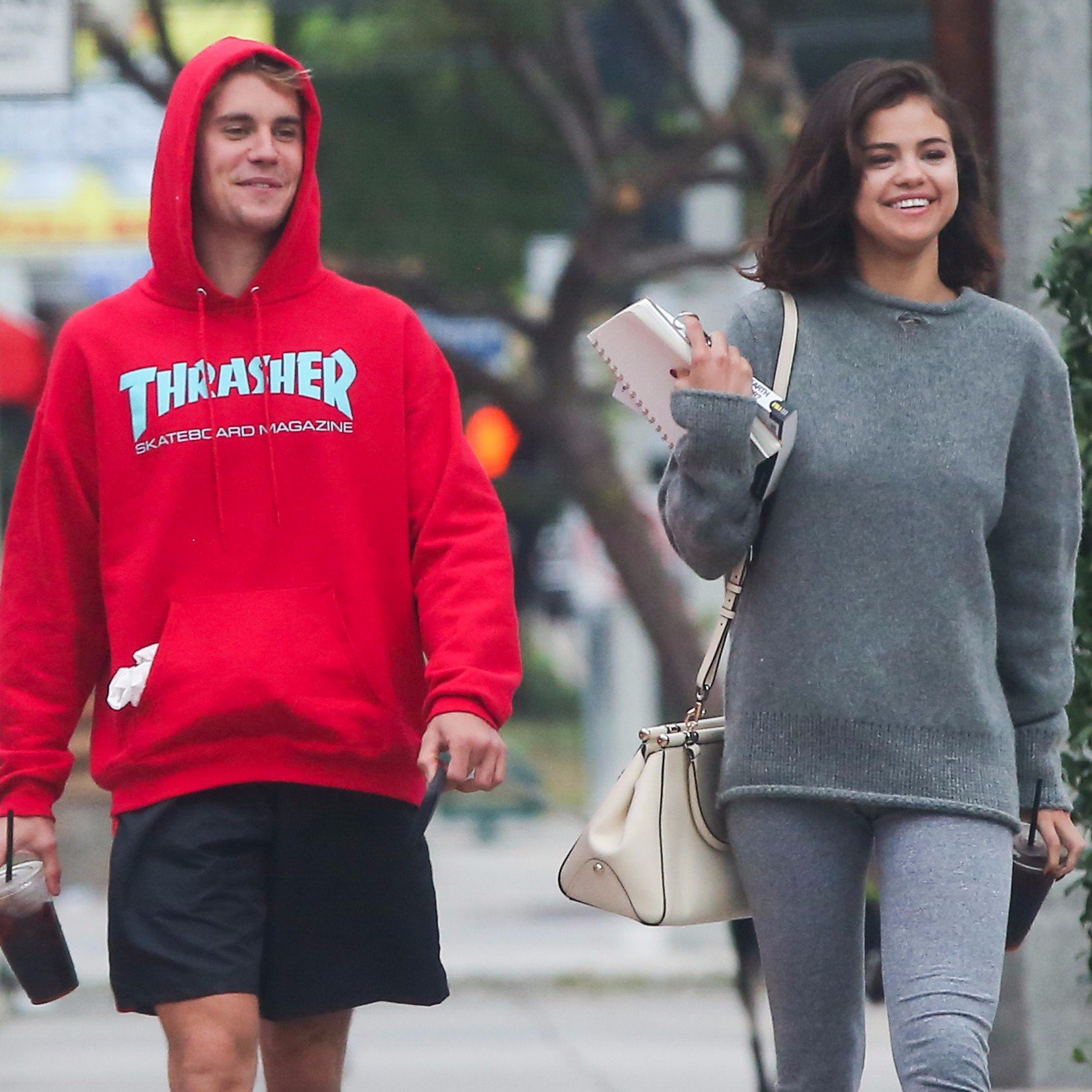 Justin Bieber đầu tóc rũ rượi, xuất hiện buồn bã sau tin Selena Gomez nhập viện điều trị tâm thần - Ảnh 5. Justin Bieber đầu tóc rũ rượi, xuất hiện buồn bã sau tin Selena Gomez nhập viện điều trị tâm thần - Ảnh 5.