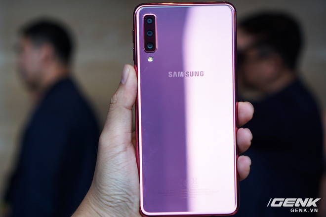 Ảnh thực tế Samsung Galaxy A9 (2018) và Galaxy A7 vừa ra mắt: Thiết kế gọn, màu Gradient đẹp mắt, nhiều camera tốt - Ảnh 12.