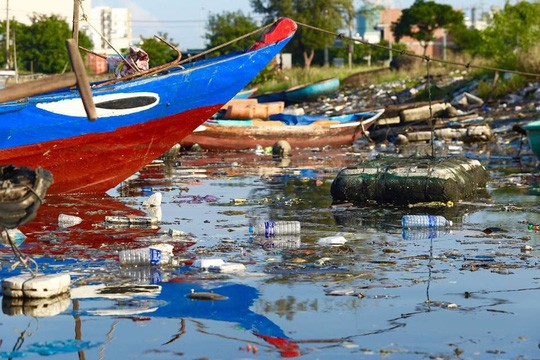 Bịt mũi vào cảng cá lớn nhất miền Trung nước đen ngòm, bốc mùi hôi thối - Ảnh 5.