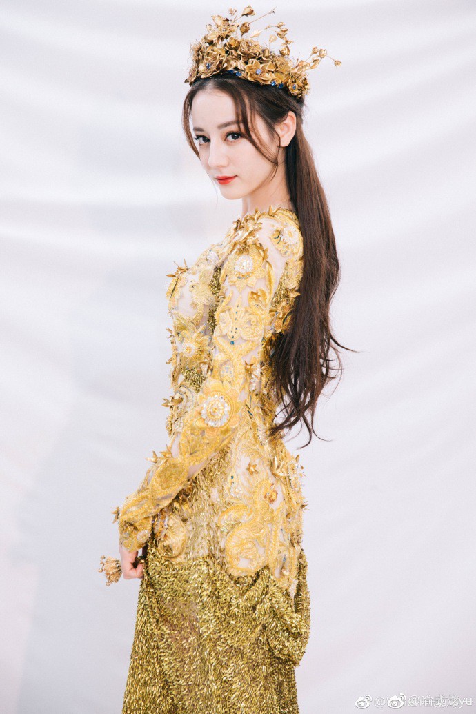 Mỹ nhân cực phẩm nhất đêm nay: Địch Lệ Nhiệt Ba hoá thân thành Nữ thần Kim Ưng, xuất sắc như tiên giáng trần - Ảnh 2. Mỹ nhân cực phẩm nhất đêm nay: Địch Lệ Nhiệt Ba hoá thân thành Nữ thần Kim Ưng, xuất sắc như tiên giáng trần - Ảnh 2.