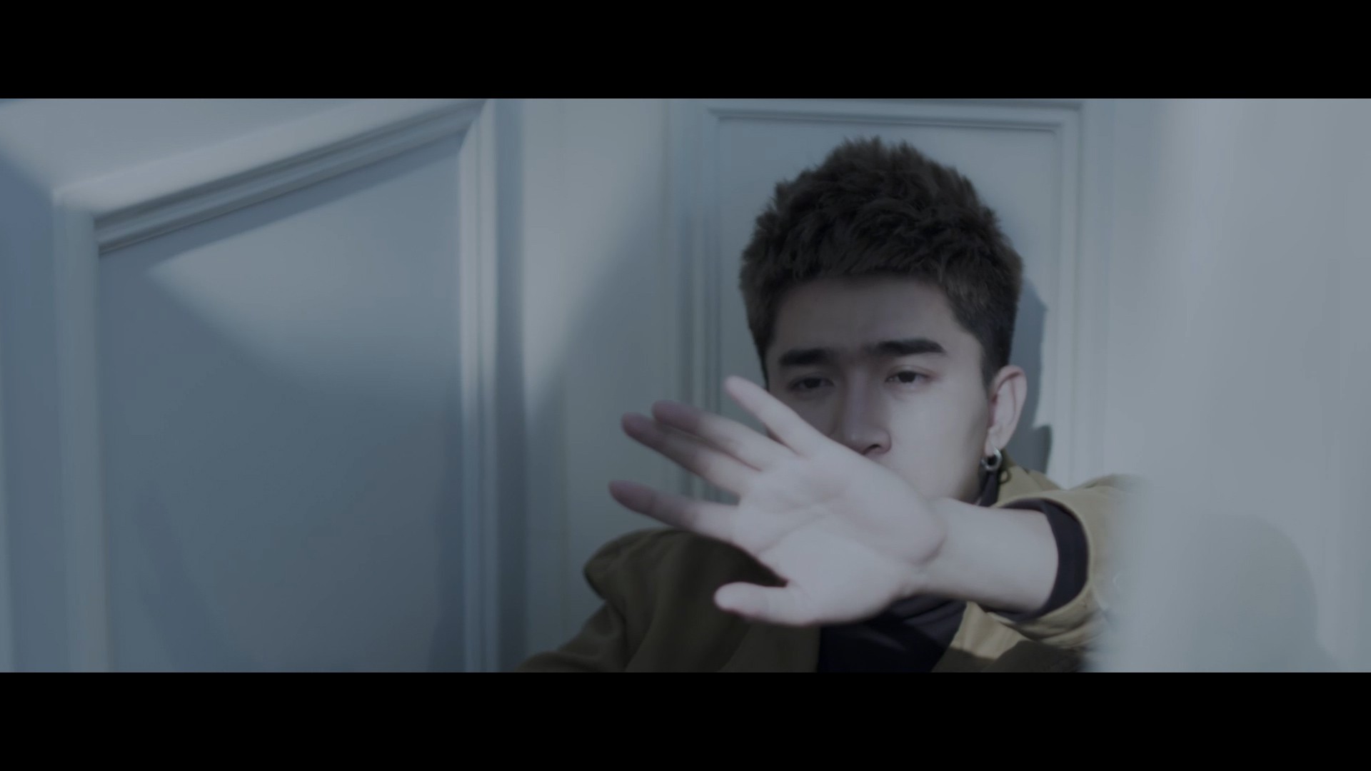 Chi Dân ra phiên bản Ballad của ca khúc mới, MV Dance bất ngờ biến mất khỏi kênh Youtube - Ảnh 5. Chi Dân ra phiên bản Ballad của ca khúc mới, MV Dance bất ngờ biến mất khỏi kênh Youtube - Ảnh 5.
