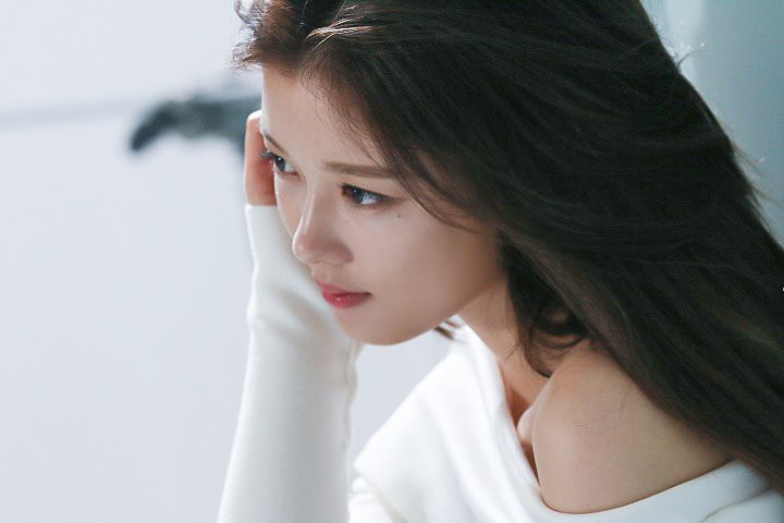 Ảnh hậu trường không còn gì để nói của Kim Yoo Jung: Nhan sắc của thiếu nữ 19 tuổi đẹp nhất xứ Hàn là đây! - Ảnh 13. Ảnh hậu trường không còn gì để nói của Kim Yoo Jung: Nhan sắc của thiếu nữ 19 tuổi đẹp nhất xứ Hàn là đây! - Ảnh 13.