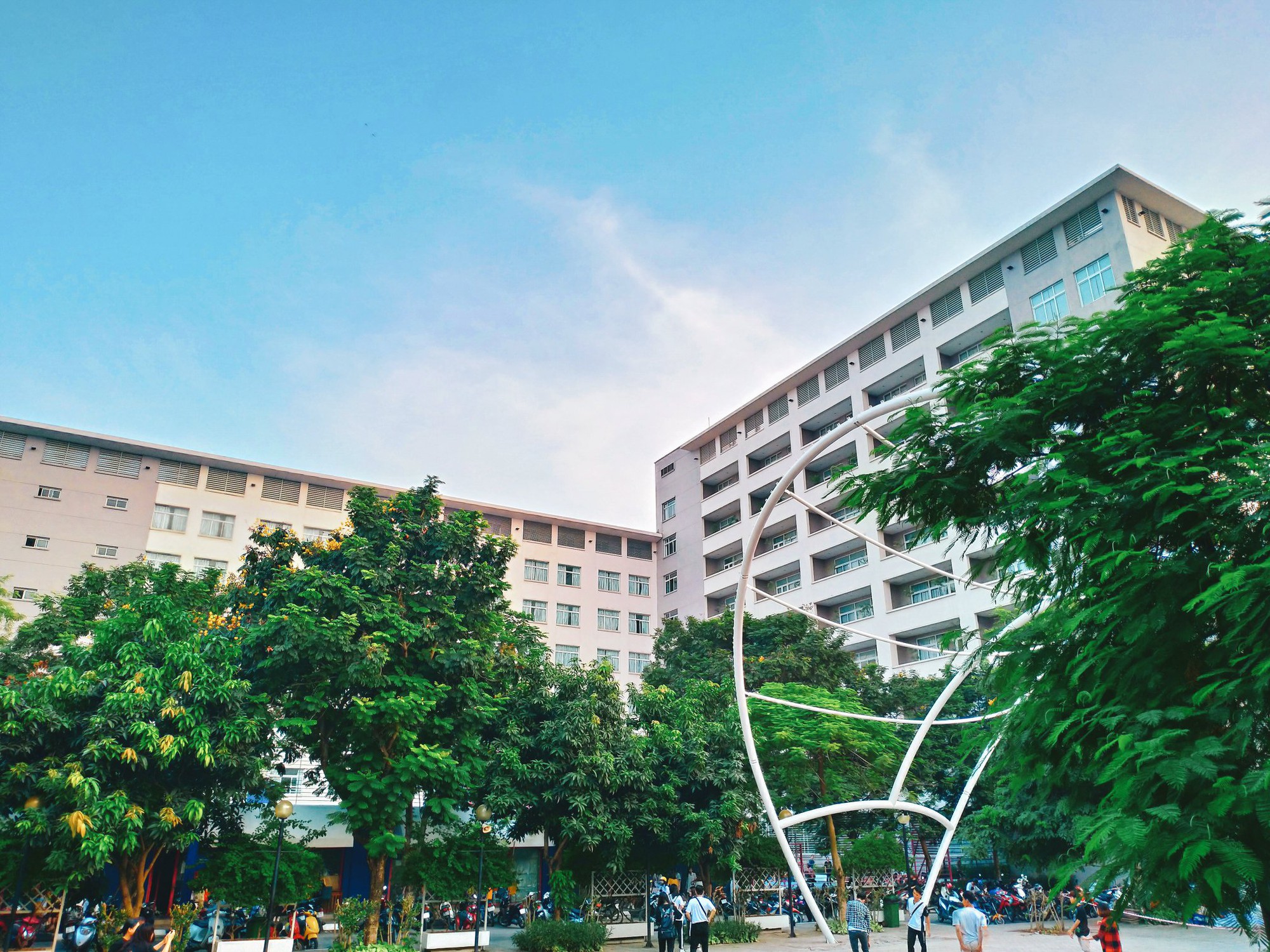Bắc có Đại học Thăng Long, Nam có Đại học RMIT, đây chắc chắn là 2 ngôi trường đẹp, sang chảnh, xịn sò nhất Việt Nam - Ảnh 3. Bắc có Đại học Thăng Long, Nam có Đại học RMIT, đây chắc chắn là 2 ngôi trường đẹp, sang chảnh, xịn sò nhất Việt Nam - Ảnh 3.