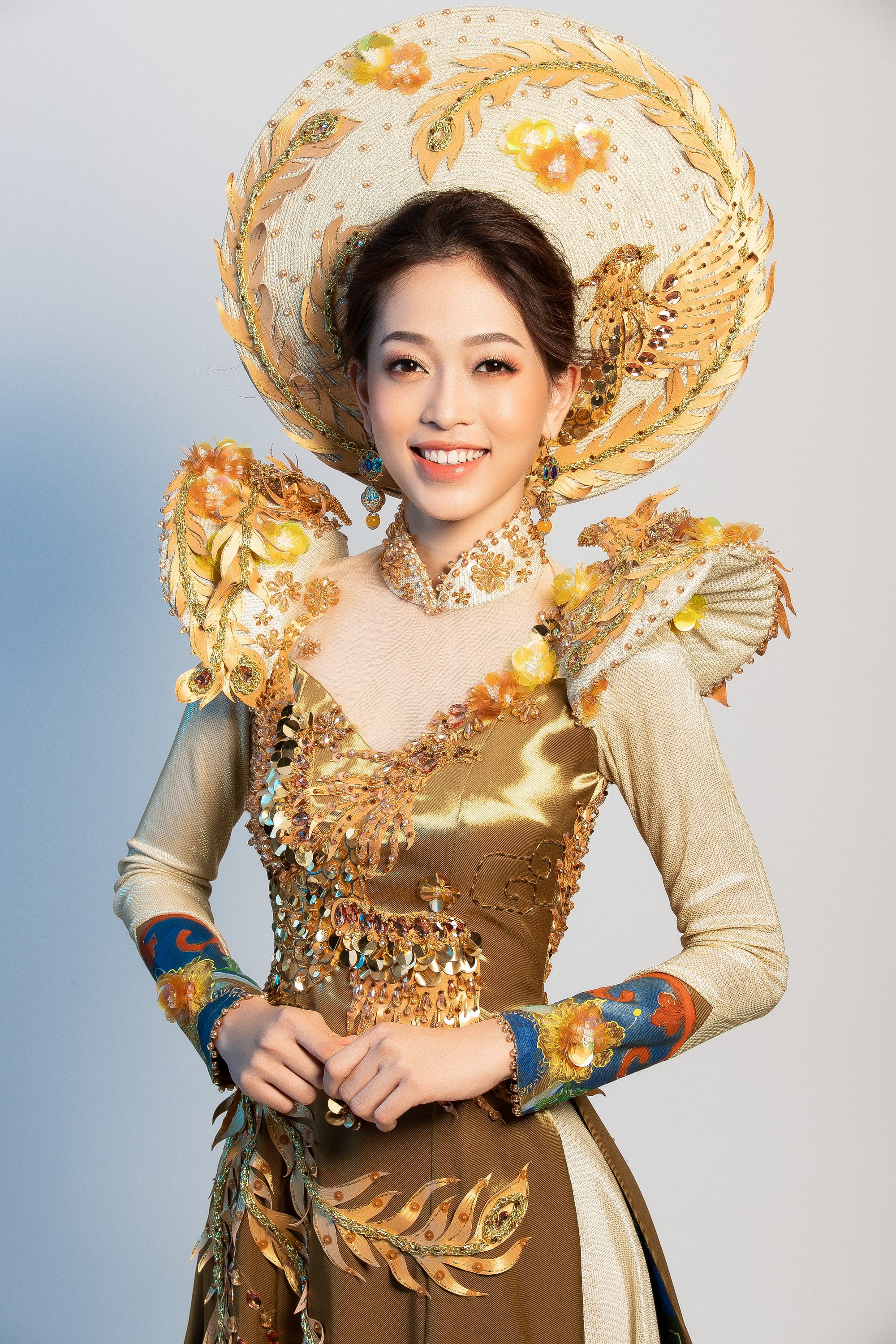 Clip: Phương Nga xuất hiện rạng rỡ, tự tin trình diễn trang phục dân tộc tại Miss Grand International 2018 - Ảnh 6. Clip: Phương Nga xuất hiện rạng rỡ, tự tin trình diễn trang phục dân tộc tại Miss Grand International 2018 - Ảnh 6.
