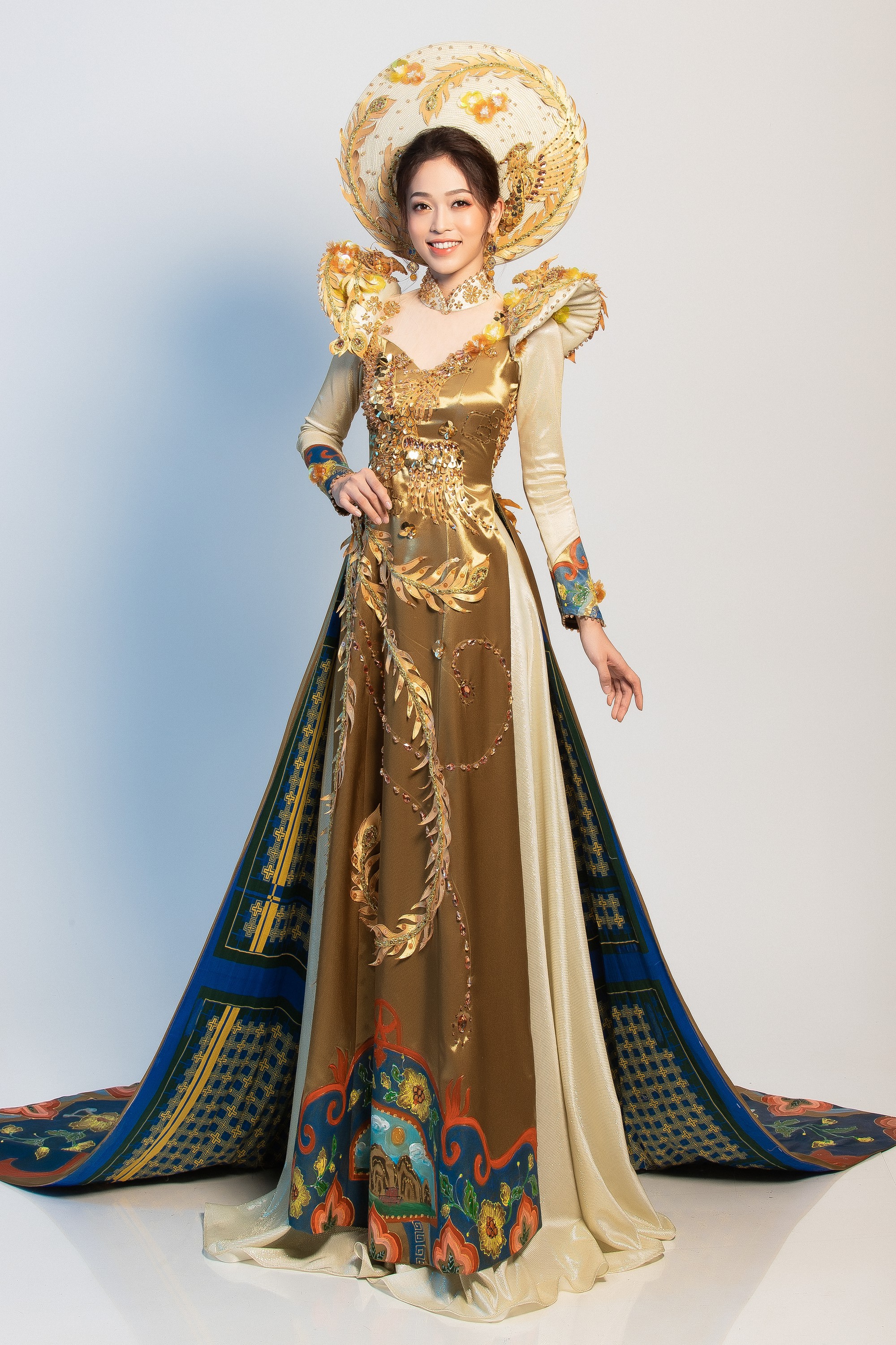 Clip: Phương Nga xuất hiện rạng rỡ, tự tin trình diễn trang phục dân tộc tại Miss Grand International 2018 - Ảnh 5. Clip: Phương Nga xuất hiện rạng rỡ, tự tin trình diễn trang phục dân tộc tại Miss Grand International 2018 - Ảnh 5.