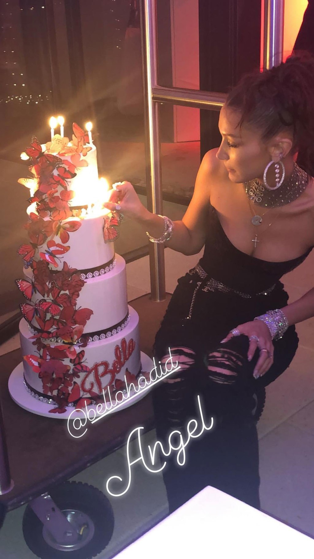 bella-hadid-3-1539310259620615181754.jpg
