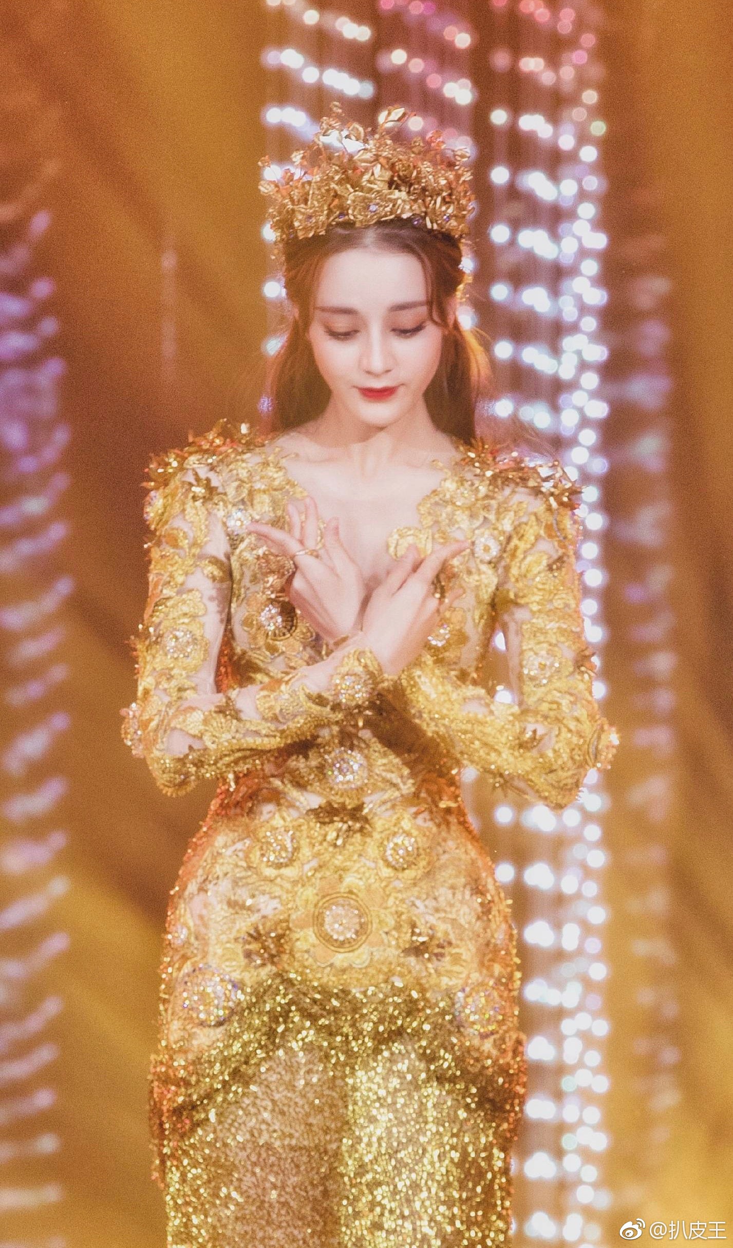 Mỹ nhân cực phẩm nhất đêm nay: Địch Lệ Nhiệt Ba hoá thân thành Nữ thần Kim Ưng, xuất sắc như tiên giáng trần - Ảnh 11. Mỹ nhân cực phẩm nhất đêm nay: Địch Lệ Nhiệt Ba hoá thân thành Nữ thần Kim Ưng, xuất sắc như tiên giáng trần - Ảnh 11.