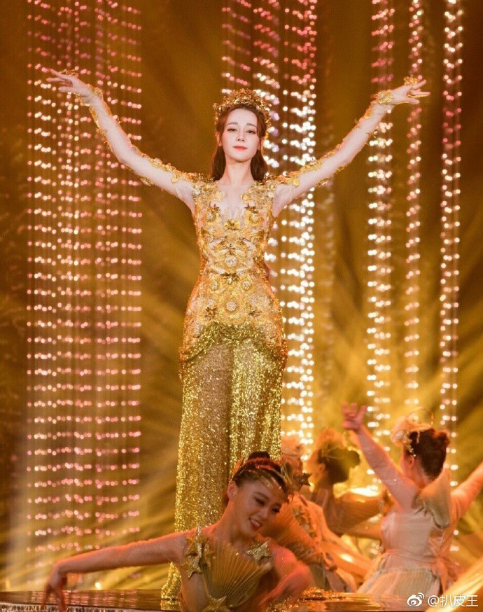 Mỹ nhân cực phẩm nhất đêm nay: Địch Lệ Nhiệt Ba hoá thân thành Nữ thần Kim Ưng, xuất sắc như tiên giáng trần - Ảnh 13. Mỹ nhân cực phẩm nhất đêm nay: Địch Lệ Nhiệt Ba hoá thân thành Nữ thần Kim Ưng, xuất sắc như tiên giáng trần - Ảnh 13.