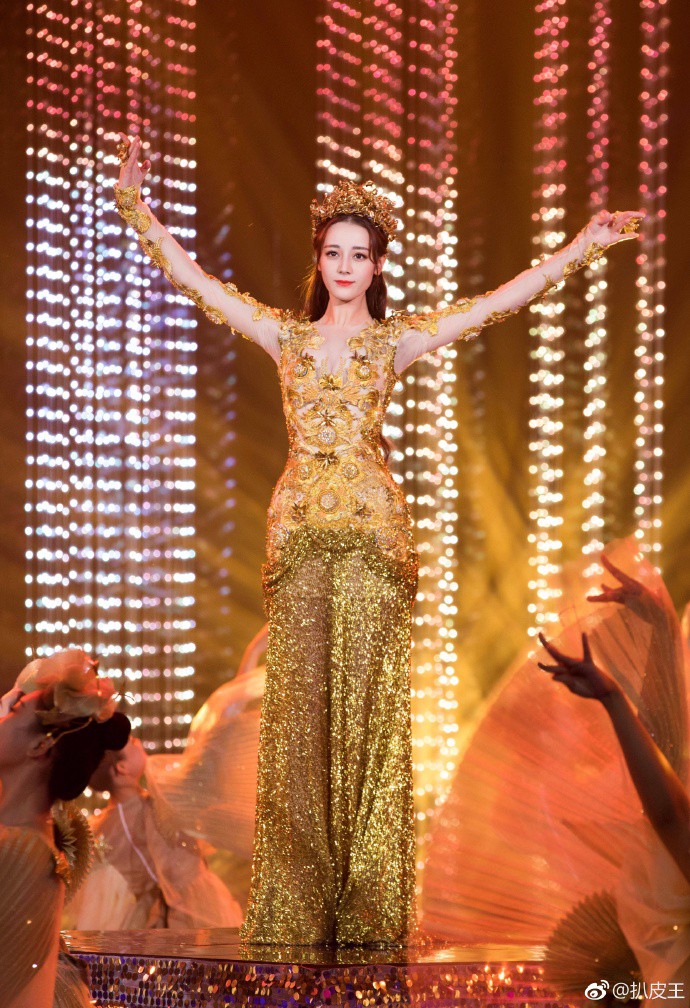 Mỹ nhân cực phẩm nhất đêm nay: Địch Lệ Nhiệt Ba hoá thân thành Nữ thần Kim Ưng, xuất sắc như tiên giáng trần - Ảnh 14. Mỹ nhân cực phẩm nhất đêm nay: Địch Lệ Nhiệt Ba hoá thân thành Nữ thần Kim Ưng, xuất sắc như tiên giáng trần - Ảnh 14.