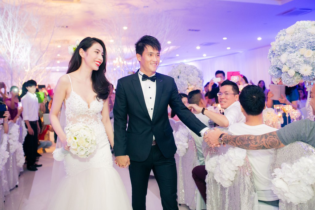 Những tình huống dở khóc dở cười trong đám cưới sao Việt: Suýt sạt nghiệp vì khách mời tăng đột biến, khán giả lên tận lễ đường xin chữ ký - Ảnh 3. Những tình huống dở khóc dở cười trong đám cưới sao Việt: Suýt sạt nghiệp vì khách mời tăng đột biến, khán giả lên tận lễ đường xin chữ ký - Ảnh 3.