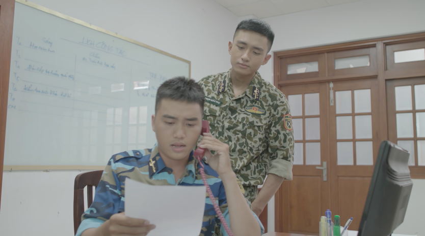 Hậu Duệ Mặt Trời bản Việt: Khả Ngân lao xe xuống vách núi, siêu bão cấp 17 ập tới đảo Hải Phong - Ảnh 3. Hậu Duệ Mặt Trời bản Việt: Khả Ngân lao xe xuống vách núi, siêu bão cấp 17 ập tới đảo Hải Phong - Ảnh 3.