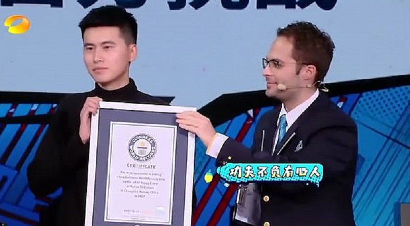 Thanh niên Trung Quốc phá kỉ lục Guinness nhờ giọng nam cao đến mức không ai nghe ra là tiếng gì - Ảnh 6.