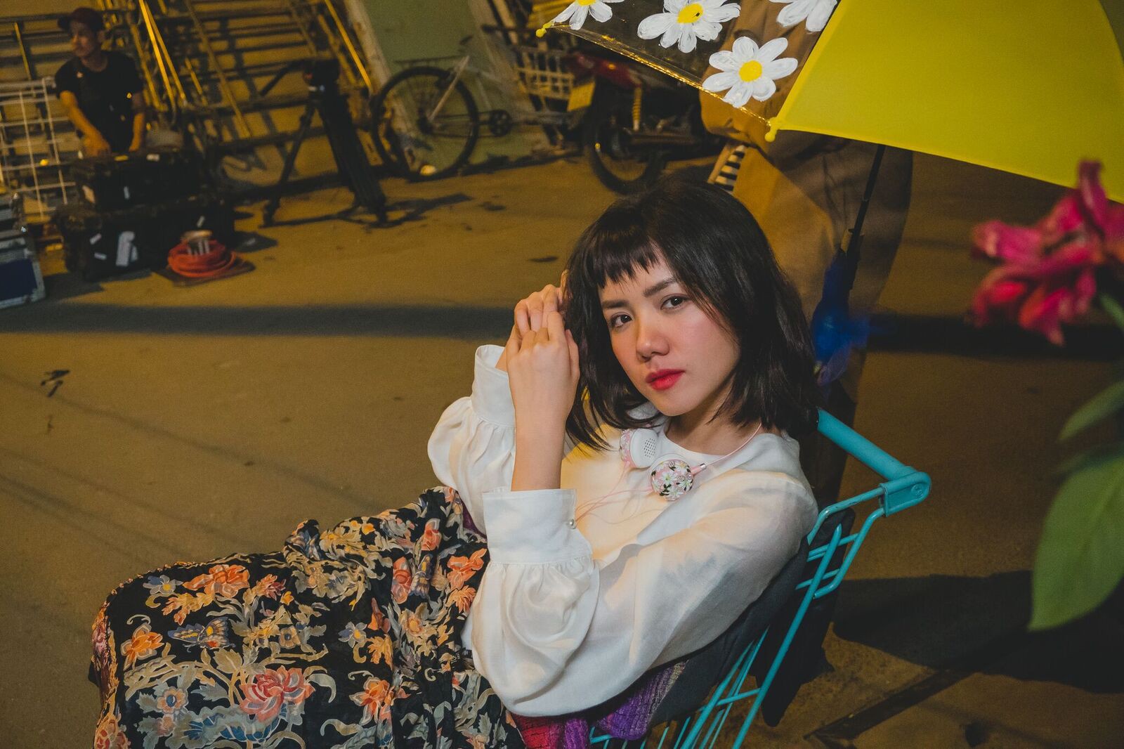 Vừa lên chức bố, Justatee tung MV Thằng điên kết hợp với Phương Ly rồi đây! - Ảnh 5. Vừa lên chức bố, Justatee tung MV Thằng điên kết hợp với Phương Ly rồi đây! - Ảnh 5.