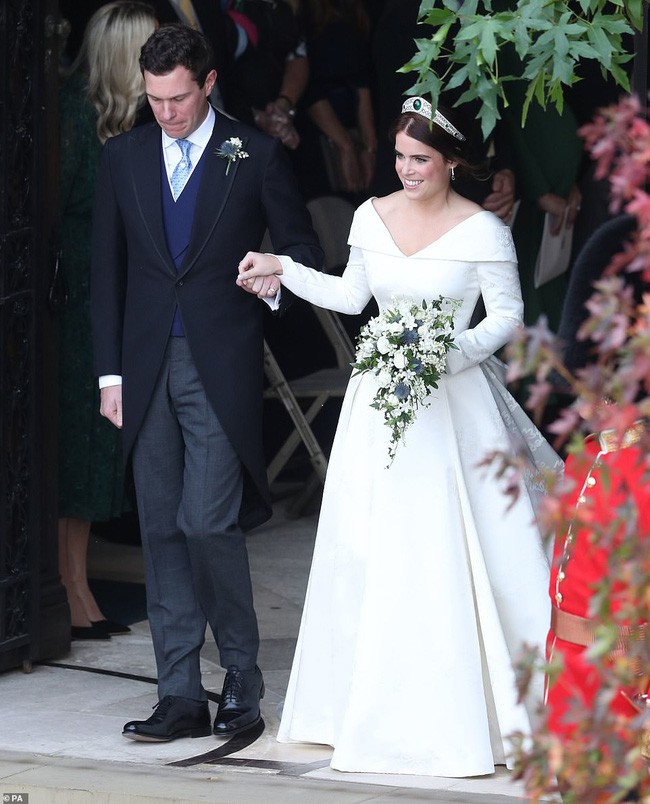 Không chỉ hở bạo, váy cưới của cháu gái Nữ hoàng Anh còn có điểm đặc biệt này khác xa Meghan Markle và Kate Middleton - Ảnh 1.
