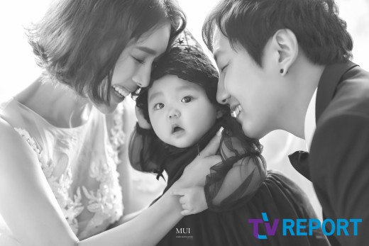 Đ&aacute;m cưới thần tượng Kpop v&agrave; fangirl 10 năm: Gia đ&igrave;nh hạnh ph&uacute;c b&ecirc;n vợ đẹp n&oacute;ng bỏng v&agrave; con g&aacute;i 9 th&aacute;ng tuổi - Ảnh 7.