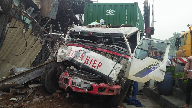 TPHCM: Tr&aacute;nh người chạy bộ qua đường, xe container t&ocirc;ng sập h&agrave;ng loạt ng&ocirc;i nh&agrave;, nhiều người d&acirc;n la h&eacute;t k&ecirc;u cứu  - Ảnh 2.