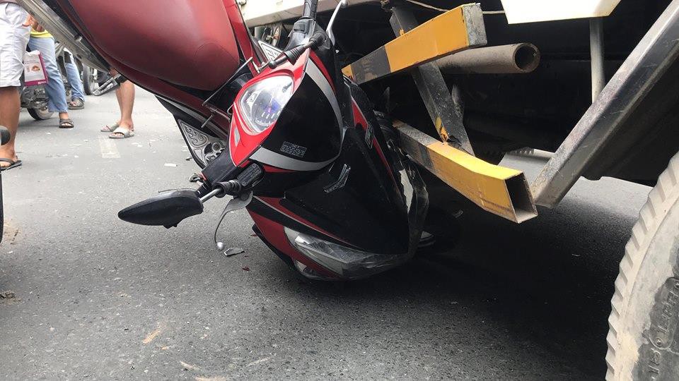 Xe máy chở 3 chạy tốc độ cao đâm dính chặt vào gầm xe tải và taxi, 2 nam sinh ở Sài Gòn nguy kịch - Ảnh 2. Xe máy chở 3 chạy tốc độ cao đâm dính chặt vào gầm xe tải và taxi, 2 nam sinh ở Sài Gòn nguy kịch - Ảnh 2.