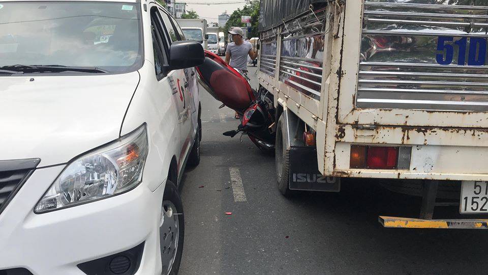 Xe máy chở 3 chạy tốc độ cao đâm dính chặt vào gầm xe tải và taxi, 2 nam sinh ở Sài Gòn nguy kịch - Ảnh 1. Xe máy chở 3 chạy tốc độ cao đâm dính chặt vào gầm xe tải và taxi, 2 nam sinh ở Sài Gòn nguy kịch - Ảnh 1.