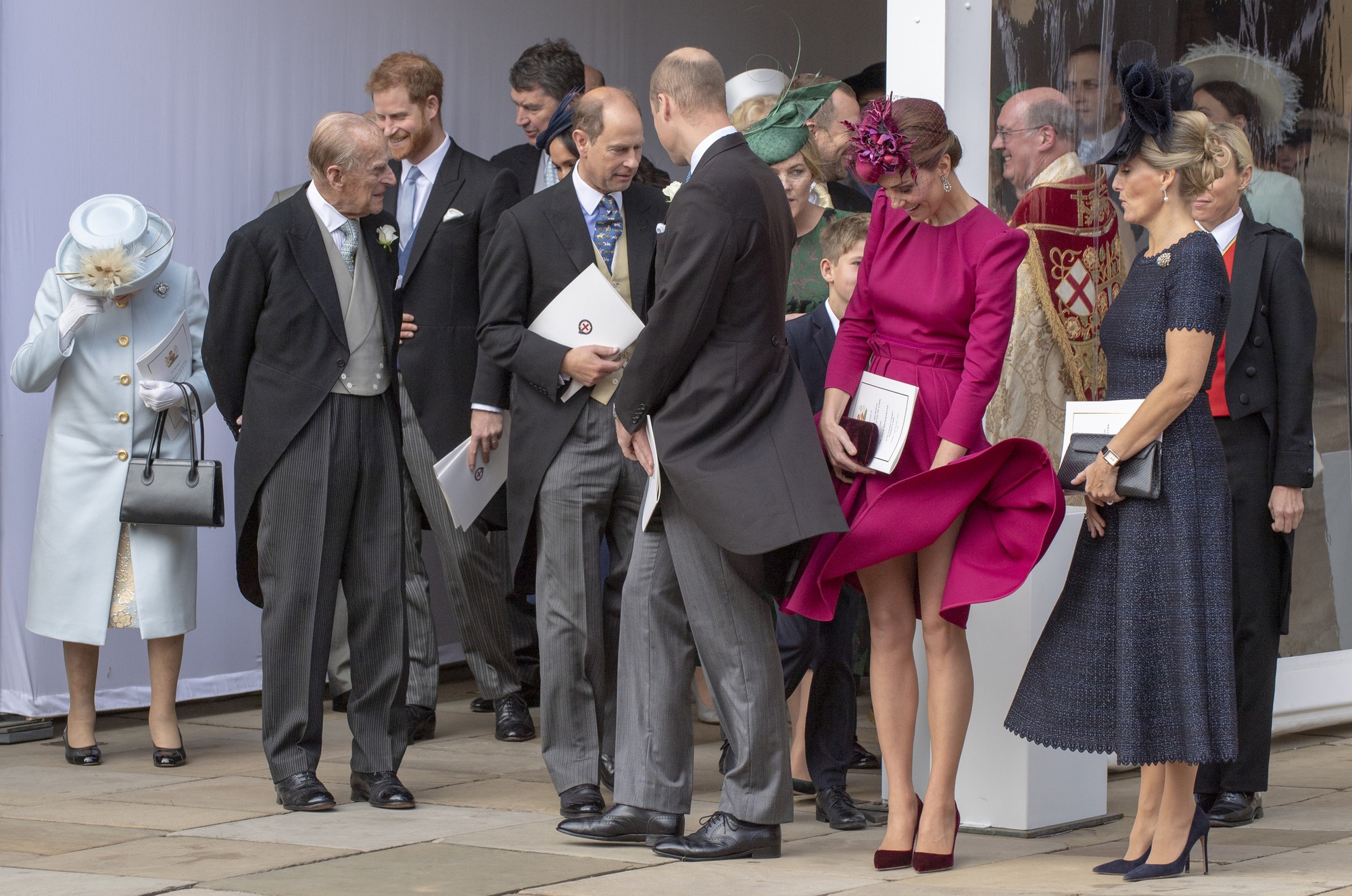 Ít ai cẩn thận như phụ nữ Hoàng gia Anh chuẩn bị kỹ lưỡng cho cả tình  huống tốc váy dở khóc dở cười